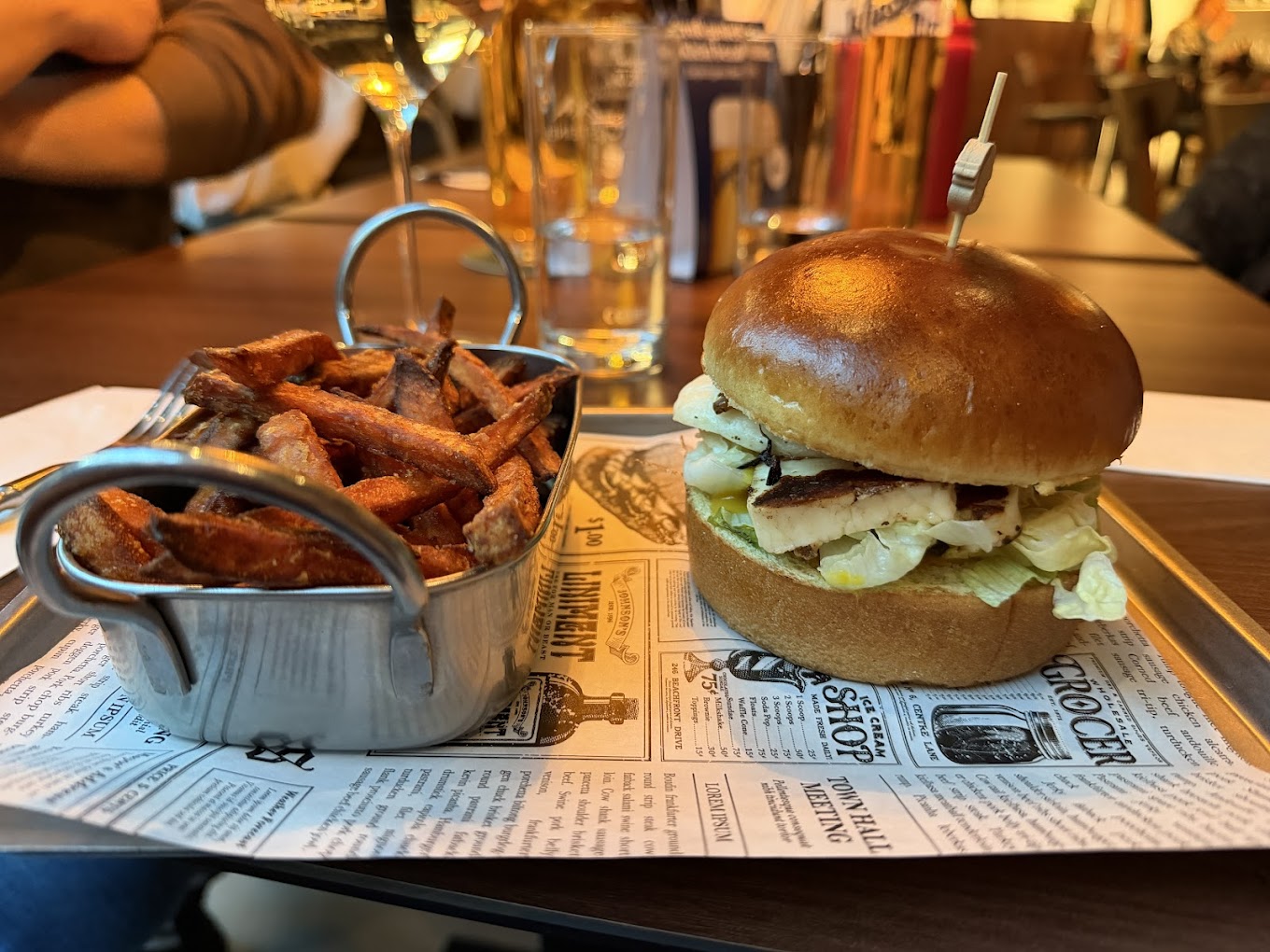 Burger mit Süßkartoffel-Pommes